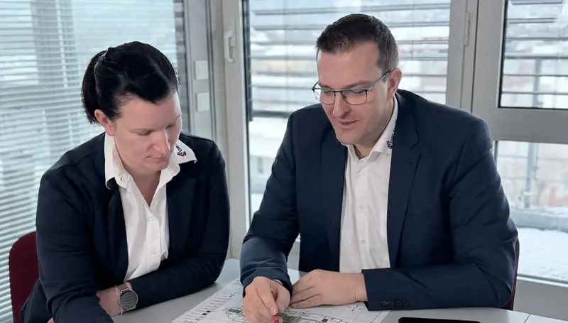 Steffi und Thomas Knecht besprechen einen Brandschutzplan