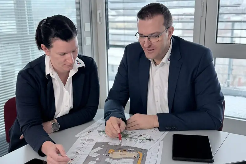 Steffi und Thomas Knecht besprechen einen Feuerwehrplan am Tisch