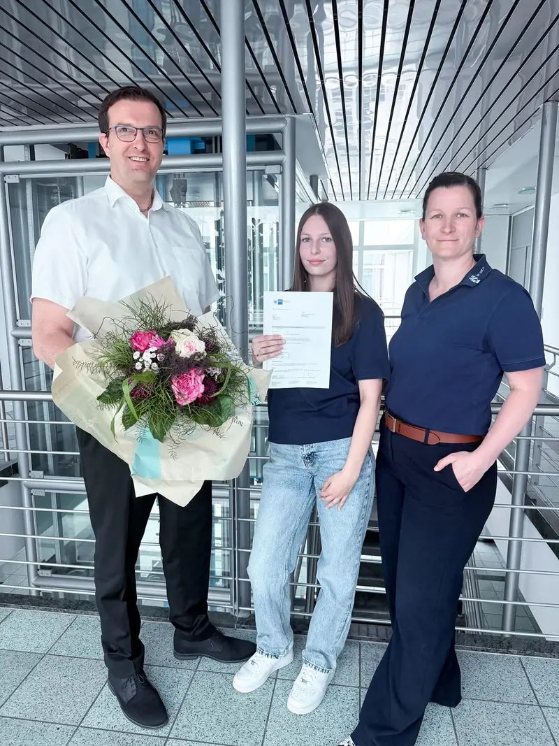 Thomas und Steffi Knecht gratulieren Melanie zum Abschluss ihrer Ausbildung