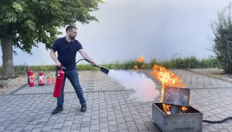 Löschübung mit dem Feuerlöscher in der Brandschutzhelfer-Ausbildung