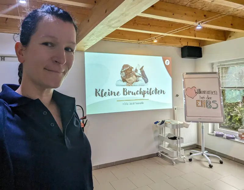 Steffi Knecht vor der Präsentation Kleine Bruchpiloten im Notfalltraining Baby und Kleinkind
