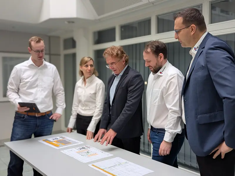 Team von EHBS Ingenieure bespricht Brandschutzpläne am Tisch