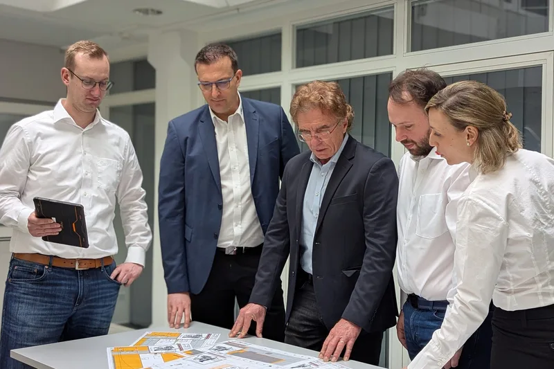 Brandschutzplaner der EHBS besprechen Pläne am Tisch