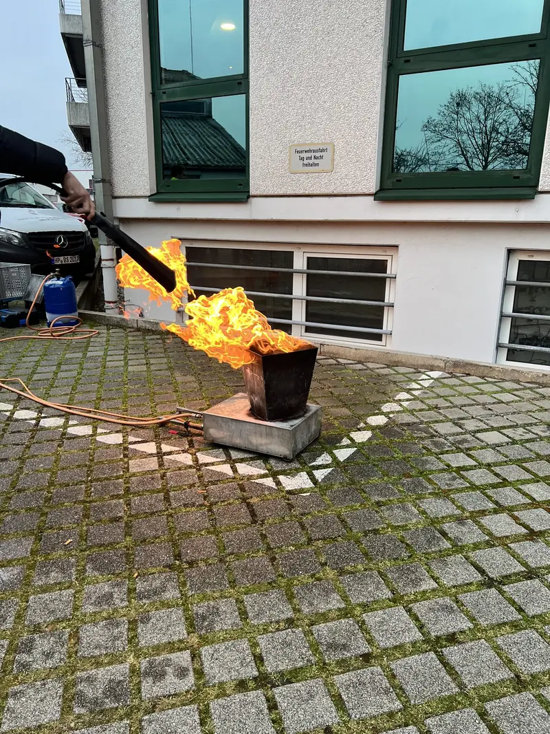Löschübung vor dem Bürogebäude