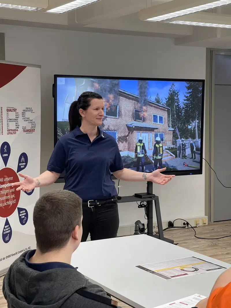 Steffi Knecht erklärt im VR-Training ein Brandszenario auf dem Bildschirm