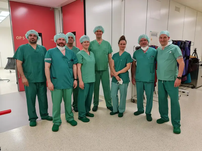 Klinikpersonal in OP-Kleidung nach einer Evakuierungsübung
