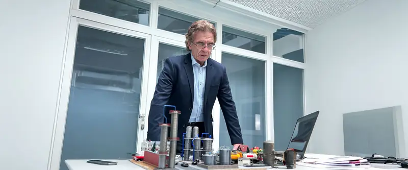 Prof. Reinhard Ries an der Modellplatte bei der Planung
