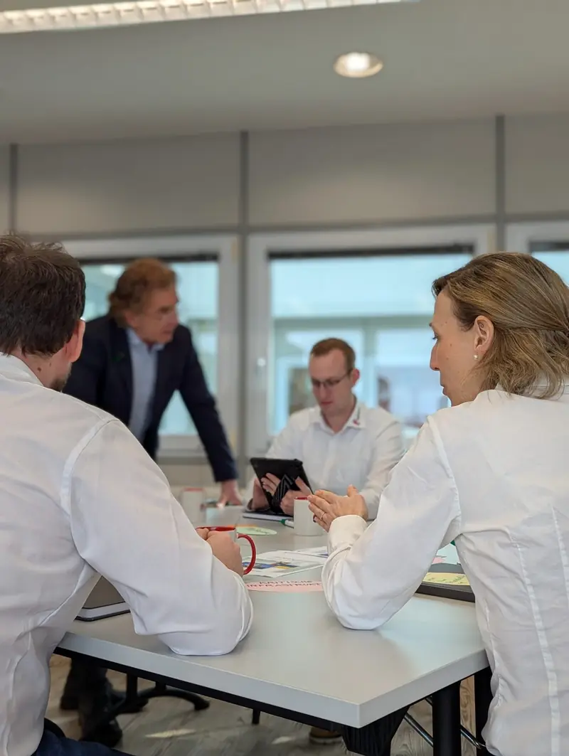 Beratungsgespräch mit Kunden am Besprechungstisch