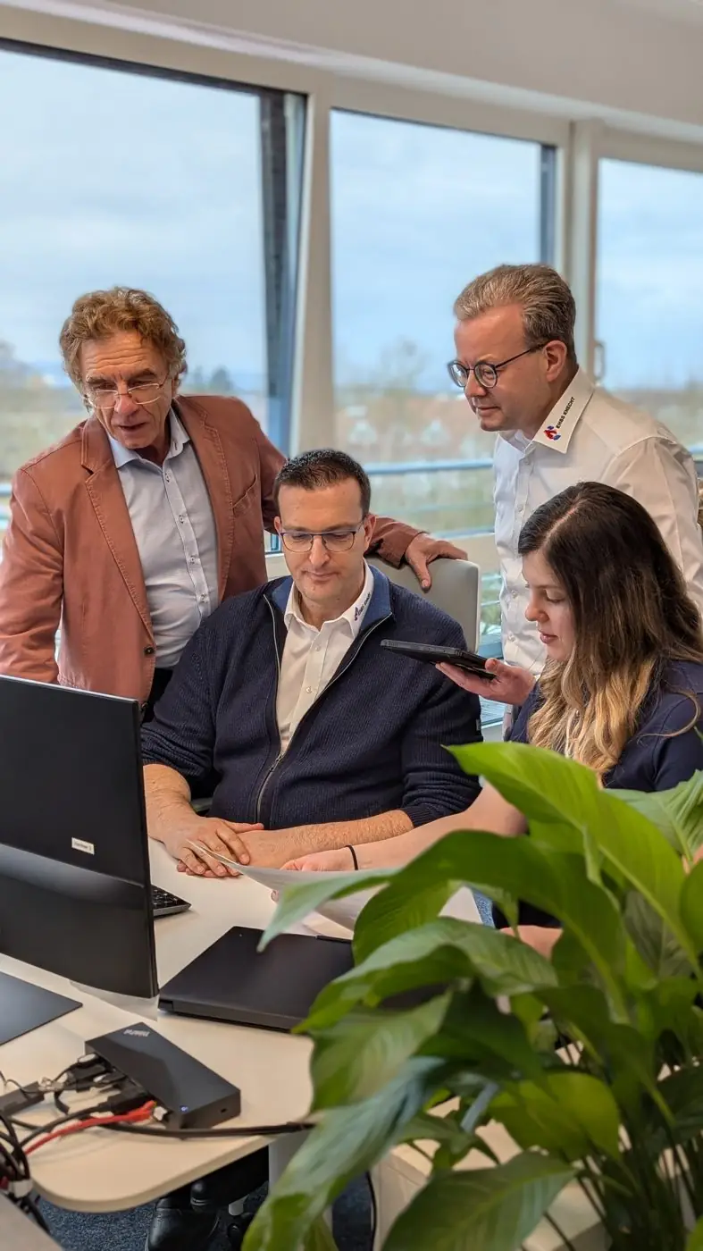 Prof. Ries im Gespräch mit Kollegen am Arbeitsplatz in Bensheim