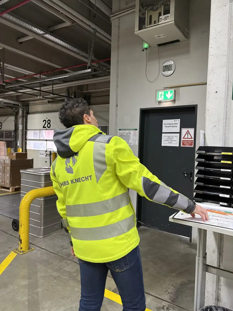 Fachkraft für Arbeitssicherheit von EHBS Knecht bei einer Begehung im Kundenbetrieb