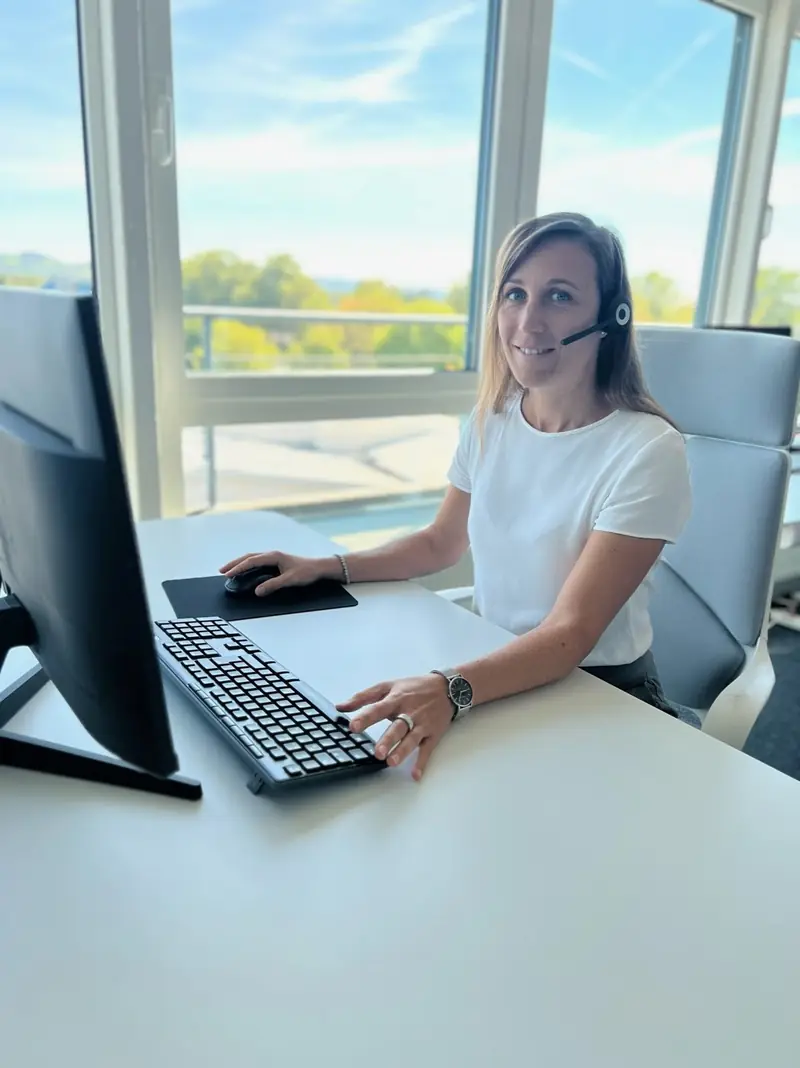 Vertriebsassistentin mit Headset am Schreibtisch im Büro Bensheim