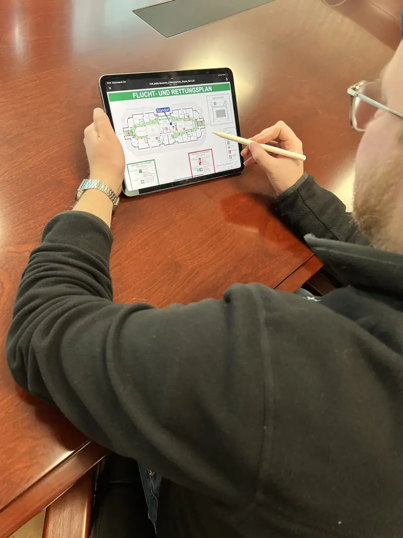 Flucht- und Rettungsplan wird auf dem Tablet mit Stift bearbeitet