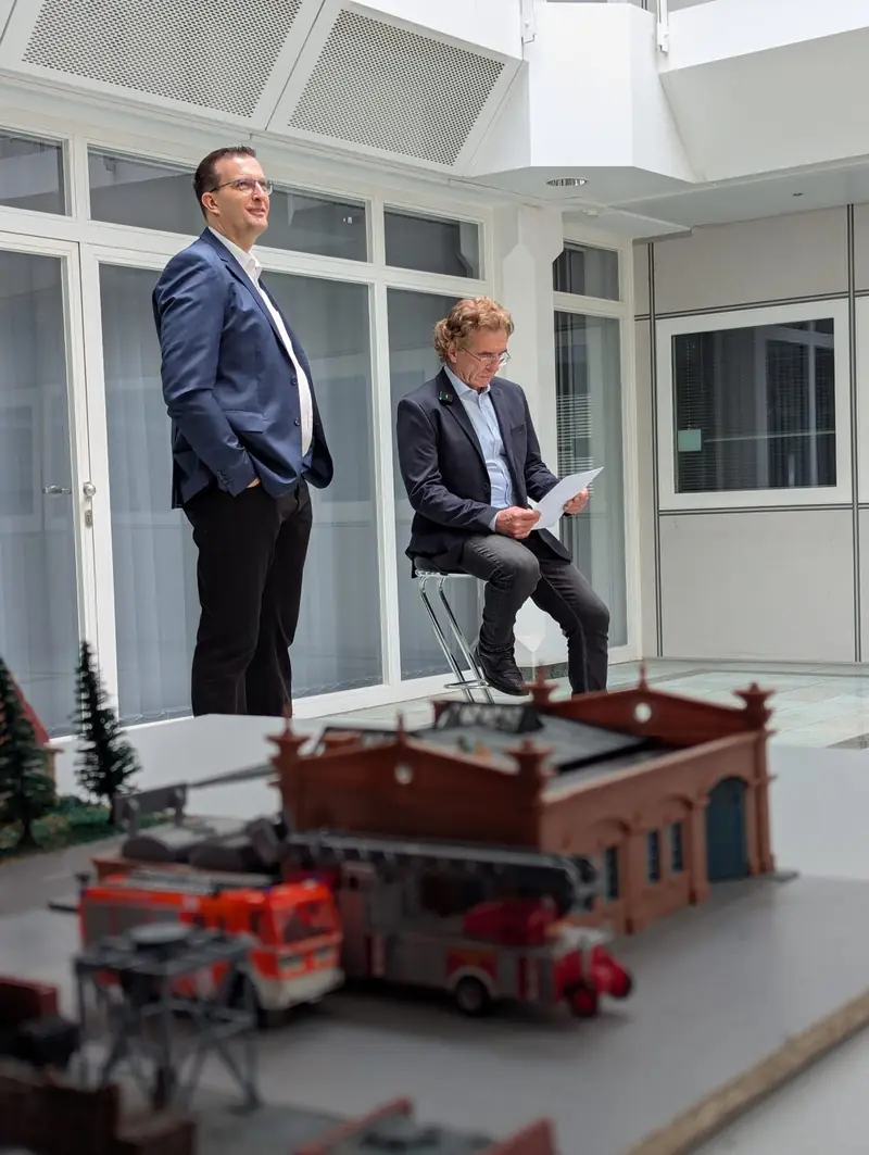 Thomas Knecht und Prof. Reinhard Ries am Modell einer Feuerwache