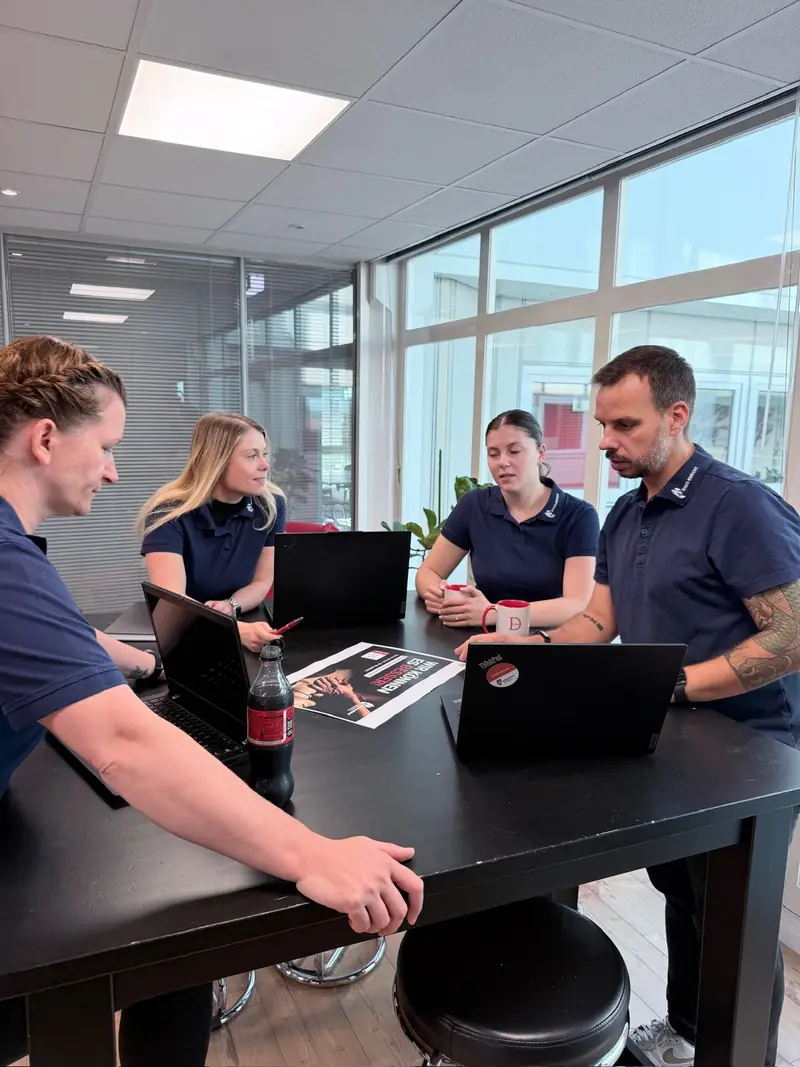 Team mit Laptops am Besprechungstisch