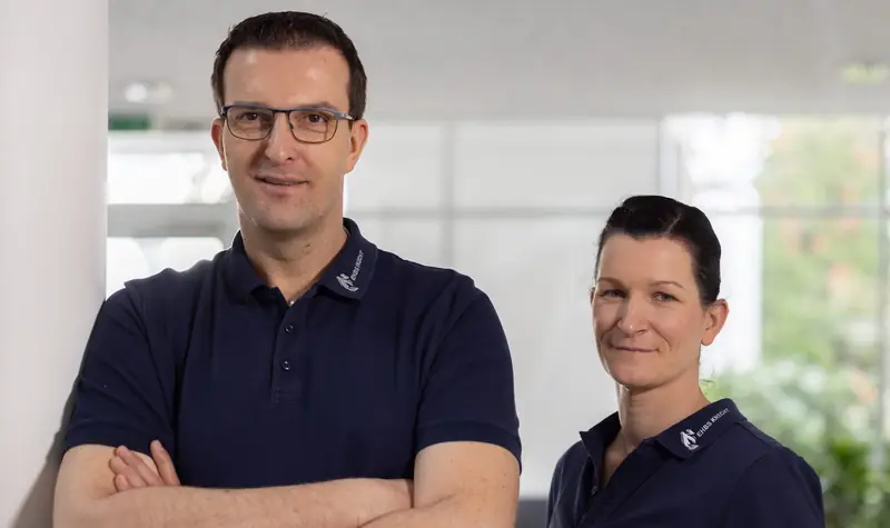 Thomas und Steffi Knecht, Geschäftsführung, im EHBS-Polo