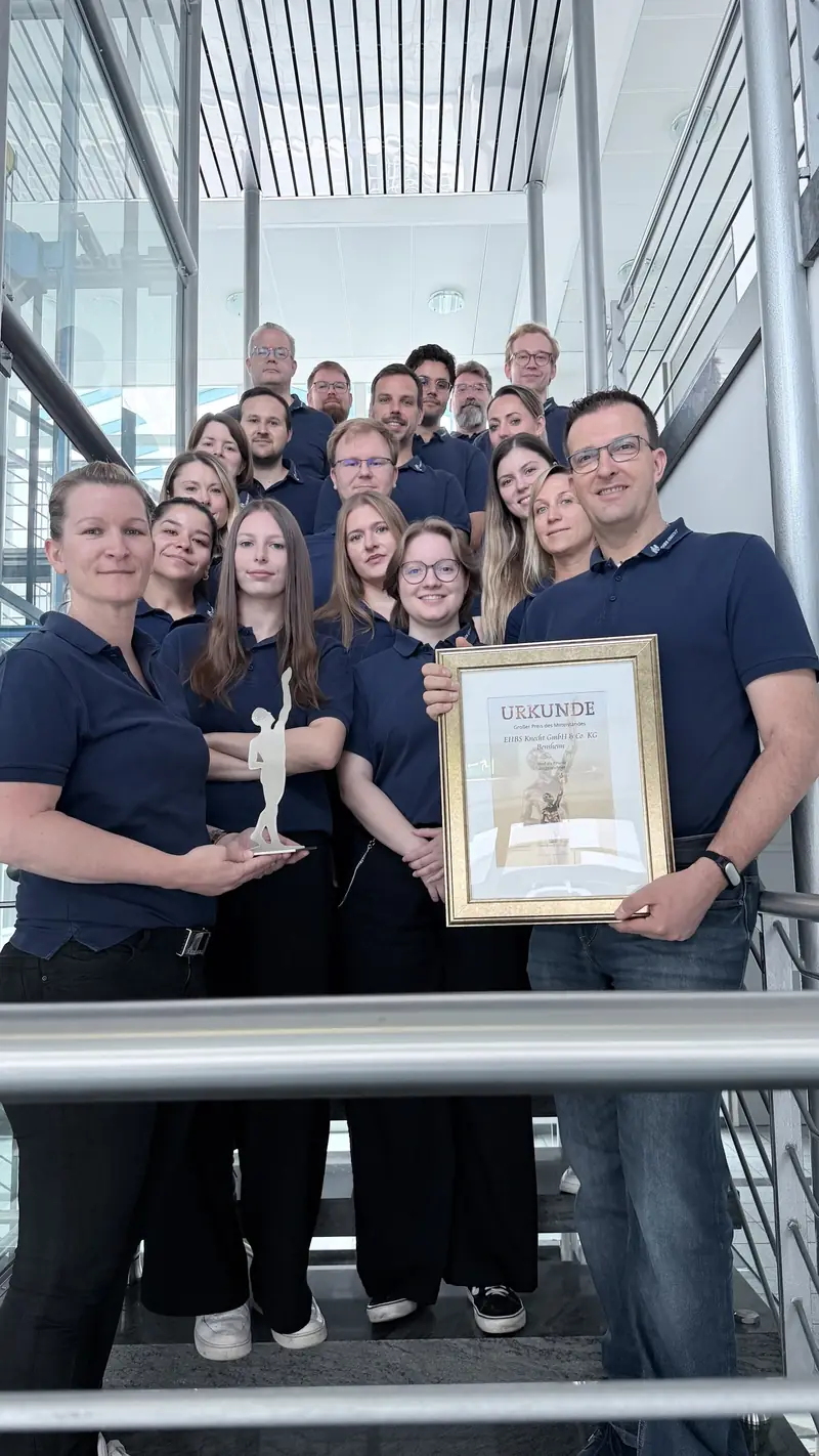 Das Team von EHBS Knecht mit Urkunde und Trophäe des Großen Preises des Mittelstandes