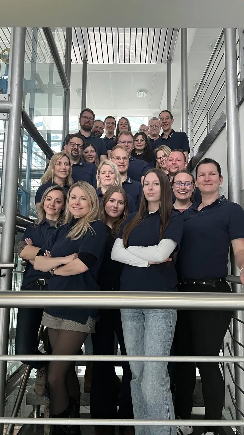 Das Team auf der Treppe im Atrium